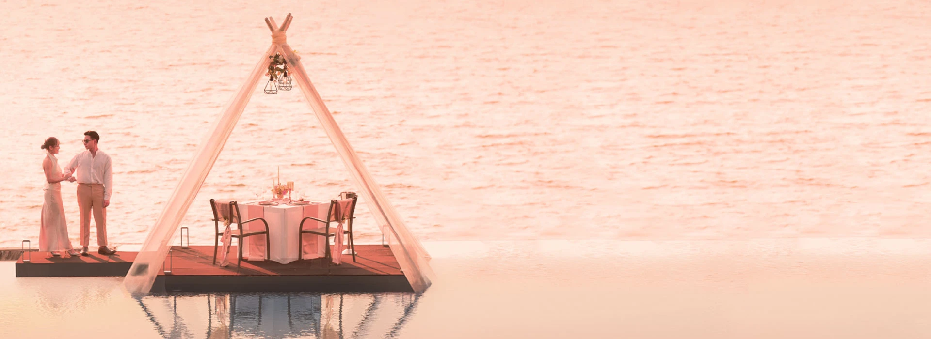 GILDED IN ROMANCE SET DINNERAn Evening, Made to Celebrate Love
With the gentle departure of the light, a night of wonder emerges.
Rejoice in the month of love with a private dinner bathed in candlelight and the magical ambiance of the sea.