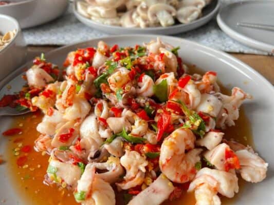 Sample fresh, tender and spicy steamed shrimp