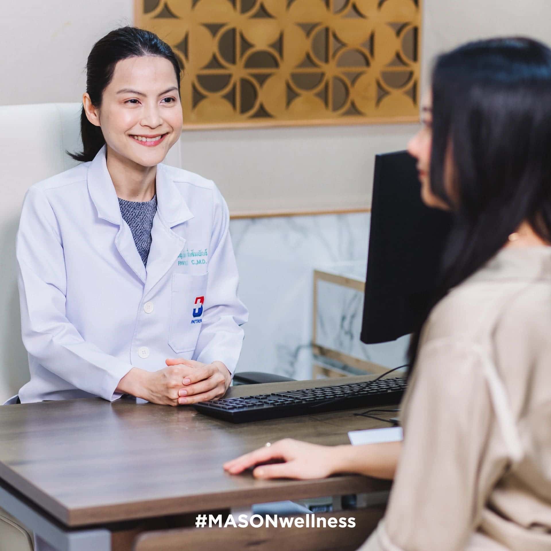 A doctor consulting a MASON guest under the wellness package
